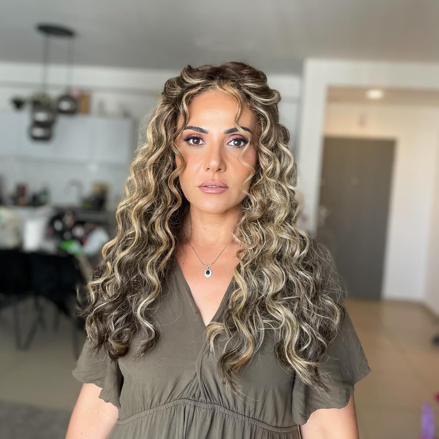 איפור ערב ושיער מתולתל עם גוונים בהירים מתוך תיק העבודות של מורן