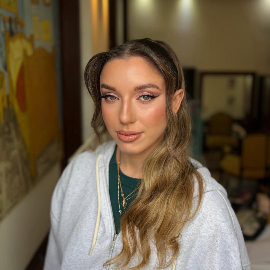 אישה עם איפור עדין ושיער גלי